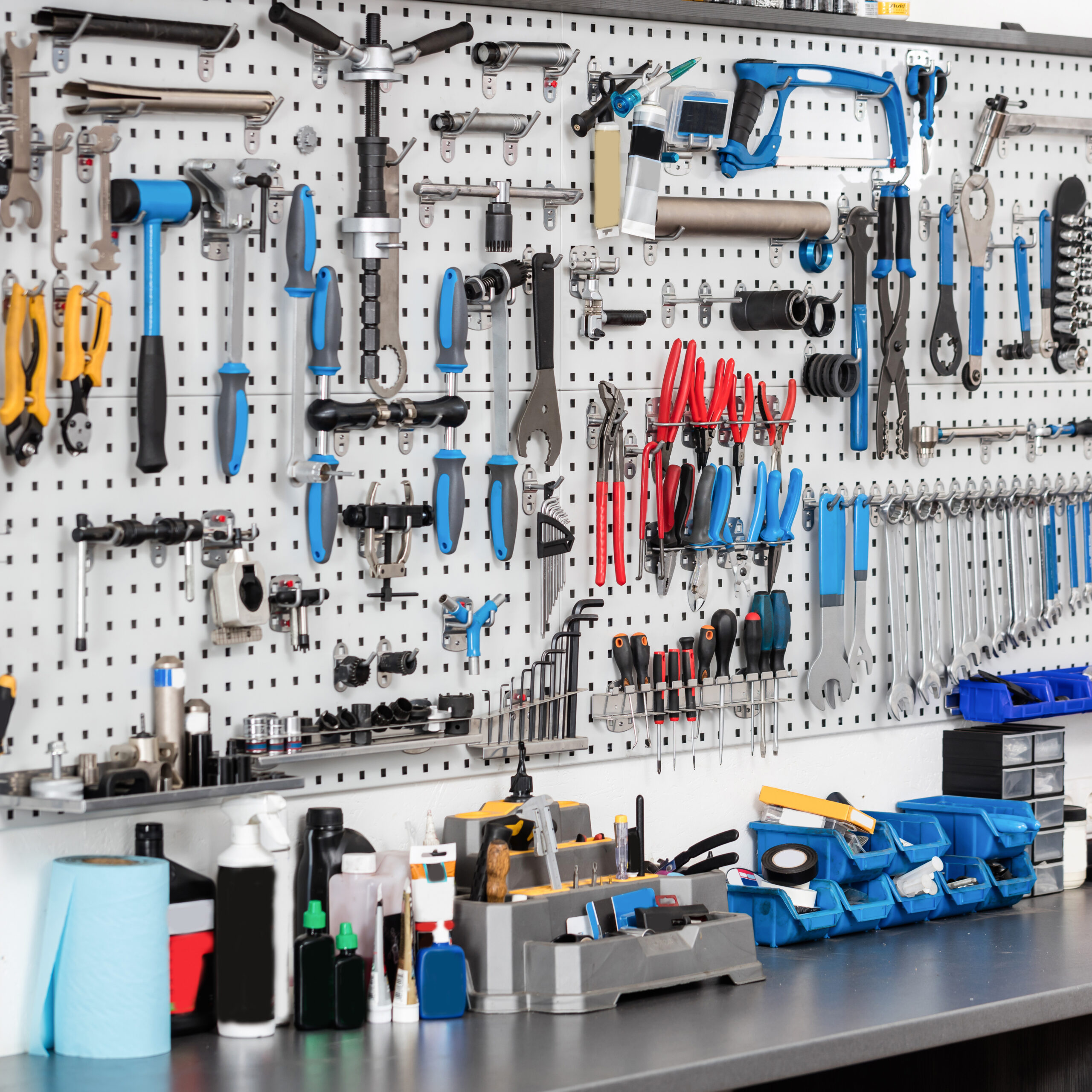 Tool магазин. Инструмент для гаража. Инструмент на стене в мастерской. Хранение инструмента в мастерской. Система хранения в мастерской.